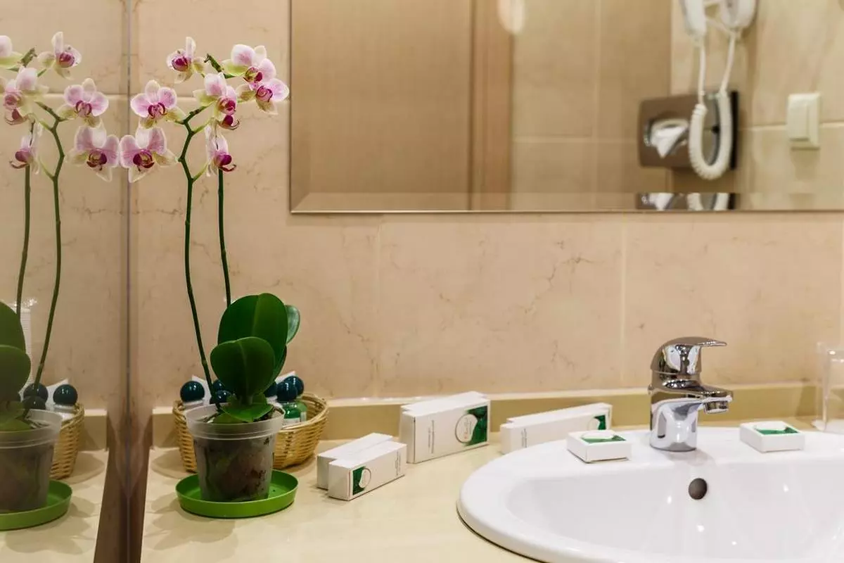 INTOURIST HOTEL BATHROOM (Copy).jpg